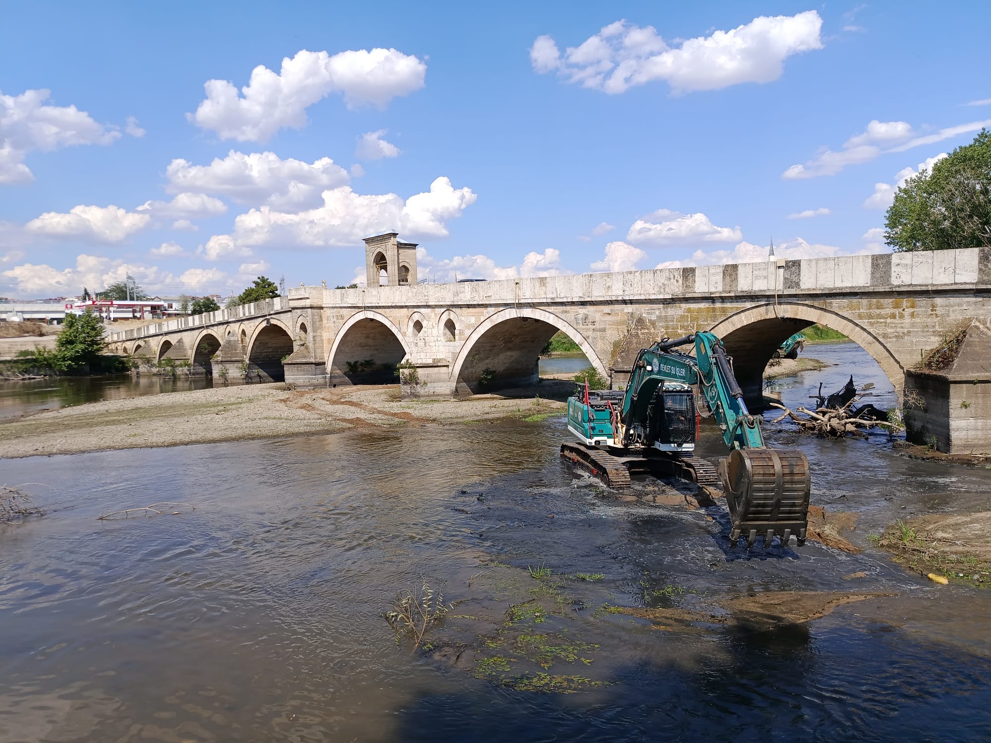 Edirne'de aşırı sıcaklar nedeniyle debisi düşen Tunca Nehri'nde, su akışını sağlamak ve üreticilerin mağduriyetini önlemek amacıyla DSİ ekipleri tarafından yatak temizleme çalışması başlatıldı.